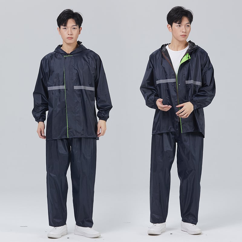 Σε ενήλικες: σετ διαχωρισμένου αδιάβροχου μπουφάν και παντελονιών, Oxford ύφασμα, αδιάβροχο στρώμα PVC, κουκούλα με διπλό γείσο και μεγάλη τσέπη.
