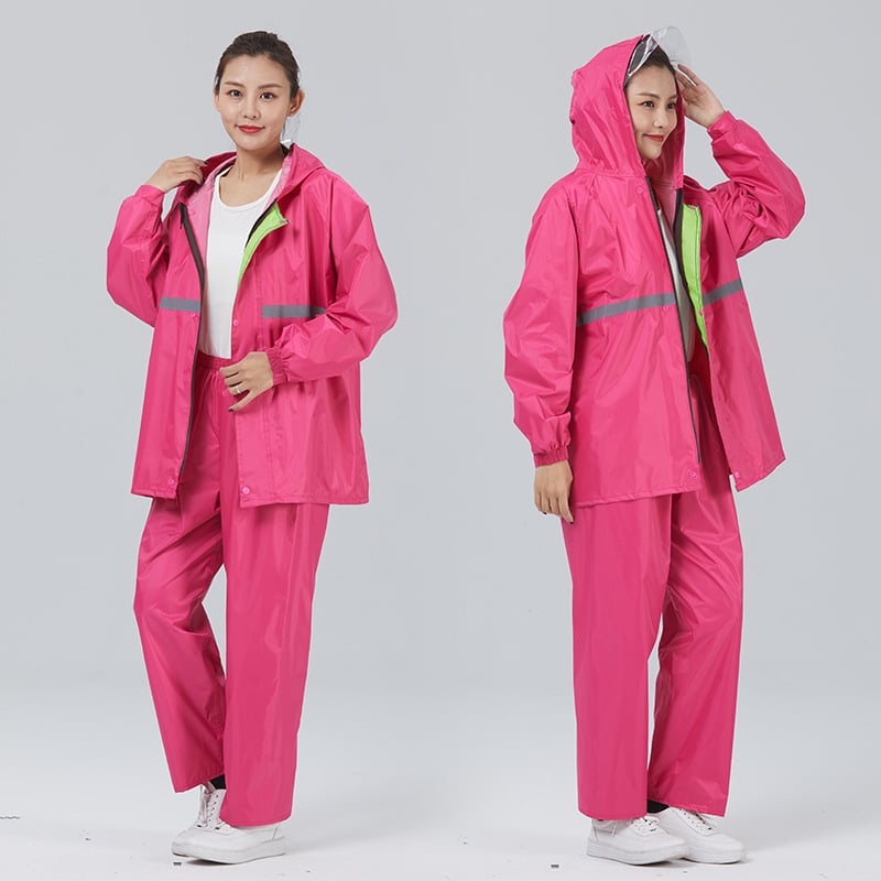 Σε ενήλικες: σετ διαχωρισμένου αδιάβροχου μπουφάν και παντελονιών, Oxford ύφασμα, αδιάβροχο στρώμα PVC, κουκούλα με διπλό γείσο και μεγάλη τσέπη.