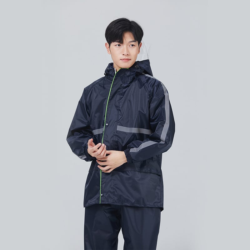 Σε ενήλικες: σετ διαχωρισμένου αδιάβροχου μπουφάν και παντελονιών, Oxford ύφασμα, αδιάβροχο στρώμα PVC, κουκούλα με διπλό γείσο και μεγάλη τσέπη.