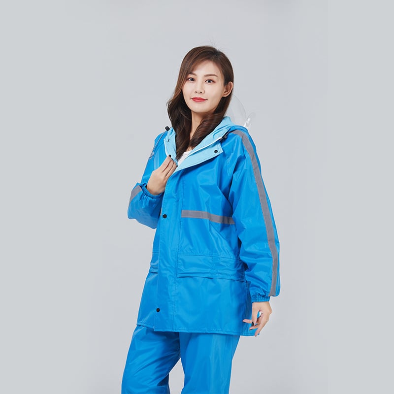 Σε ενήλικες: σετ διαχωρισμένου αδιάβροχου μπουφάν και παντελονιών, Oxford ύφασμα, αδιάβροχο στρώμα PVC, κουκούλα με διπλό γείσο και μεγάλη τσέπη.