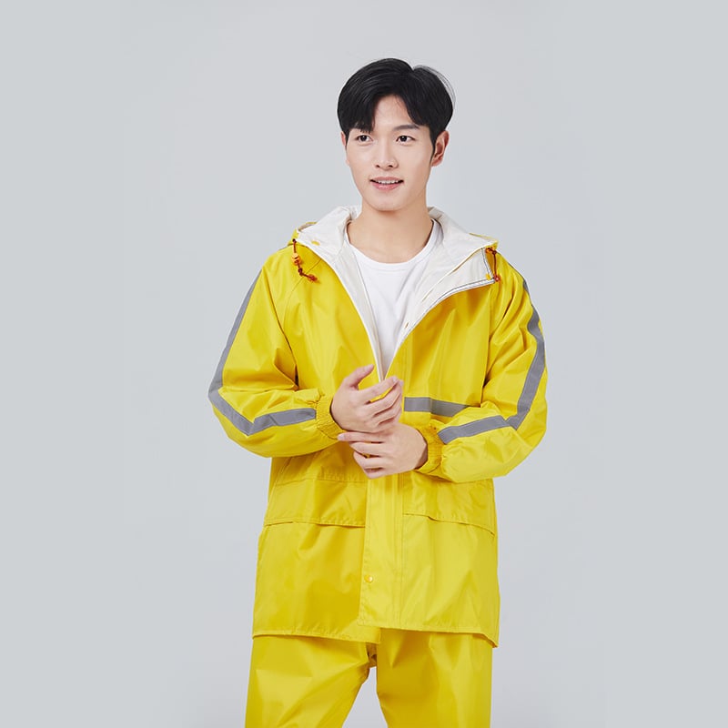 Σε ενήλικες: σετ διαχωρισμένου αδιάβροχου μπουφάν και παντελονιών, Oxford ύφασμα, αδιάβροχο στρώμα PVC, κουκούλα με διπλό γείσο και μεγάλη τσέπη.