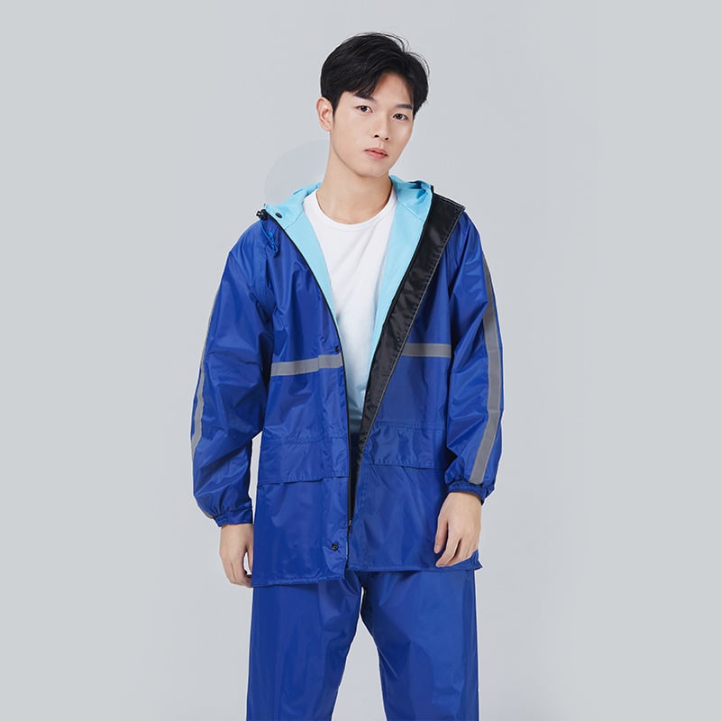 Σε ενήλικες: σετ διαχωρισμένου αδιάβροχου μπουφάν και παντελονιών, Oxford ύφασμα, αδιάβροχο στρώμα PVC, κουκούλα με διπλό γείσο και μεγάλη τσέπη.