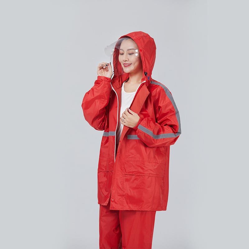 Σε ενήλικες: σετ διαχωρισμένου αδιάβροχου μπουφάν και παντελονιών, Oxford ύφασμα, αδιάβροχο στρώμα PVC, κουκούλα με διπλό γείσο και μεγάλη τσέπη.