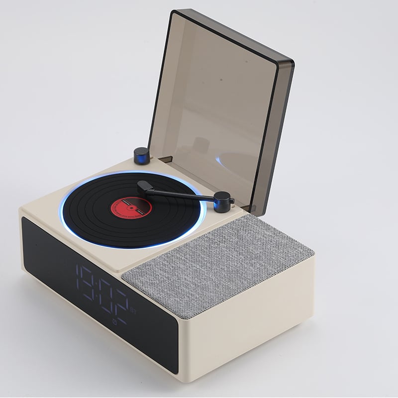 Vinilni player s Bluetooth zvučnikom i budilicom, USB napajanje, frekvencijski odziv 100 Hz–20 kHz, SNR ≥70 dB, IPX7 vodootpornost, ugrađena baterija 300–500 mAh