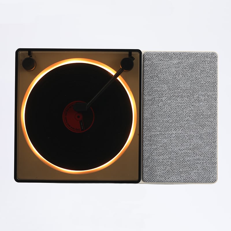 Vinilni player s Bluetooth zvučnikom i budilicom, USB napajanje, frekvencijski odziv 100 Hz–20 kHz, SNR ≥70 dB, IPX7 vodootpornost, ugrađena baterija 300–500 mAh