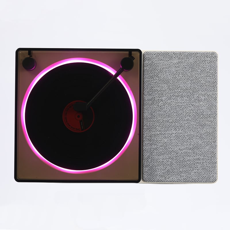 Vinilni player s Bluetooth zvučnikom i budilicom, USB napajanje, frekvencijski odziv 100 Hz–20 kHz, SNR ≥70 dB, IPX7 vodootpornost, ugrađena baterija 300–500 mAh