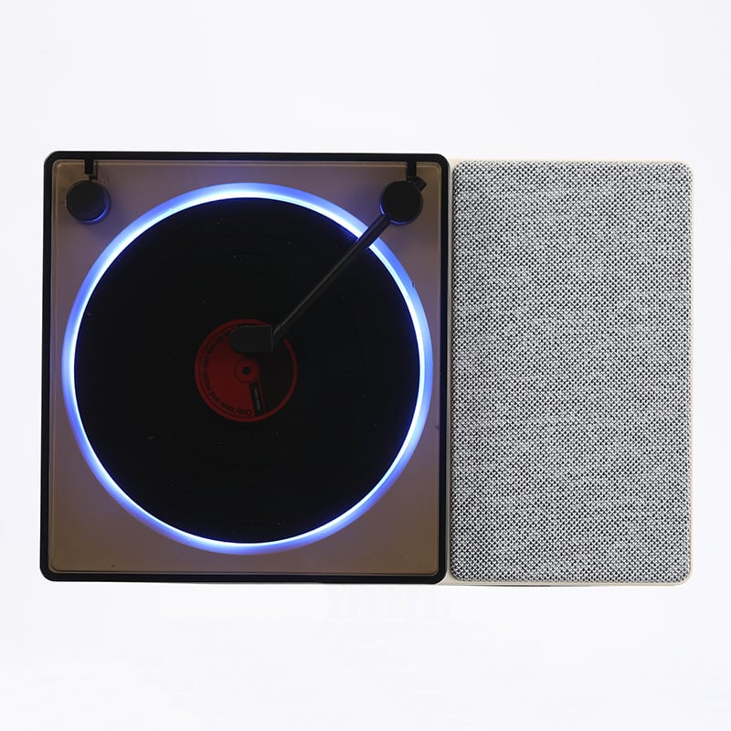 Vinilni player s Bluetooth zvučnikom i budilicom, USB napajanje, frekvencijski odziv 100 Hz–20 kHz, SNR ≥70 dB, IPX7 vodootpornost, ugrađena baterija 300–500 mAh