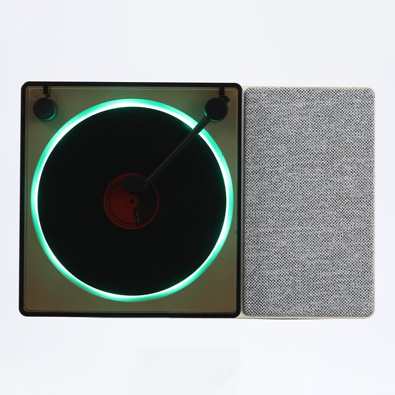 Vinilni player s Bluetooth zvučnikom i budilicom, USB napajanje, frekvencijski odziv 100 Hz–20 kHz, SNR ≥70 dB, IPX7 vodootpornost, ugrađena baterija 300–500 mAh
