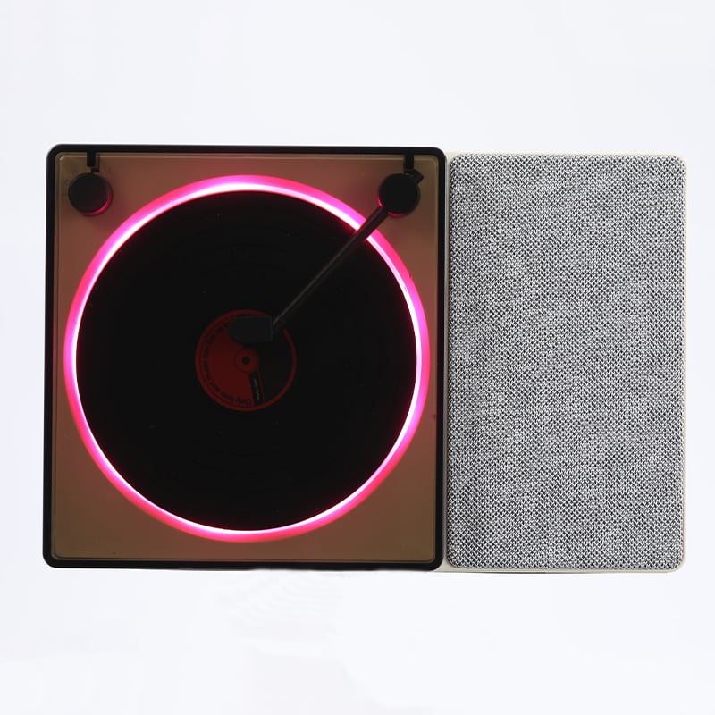 Vinilni player s Bluetooth zvučnikom i budilicom, USB napajanje, frekvencijski odziv 100 Hz–20 kHz, SNR ≥70 dB, IPX7 vodootpornost, ugrađena baterija 300–500 mAh