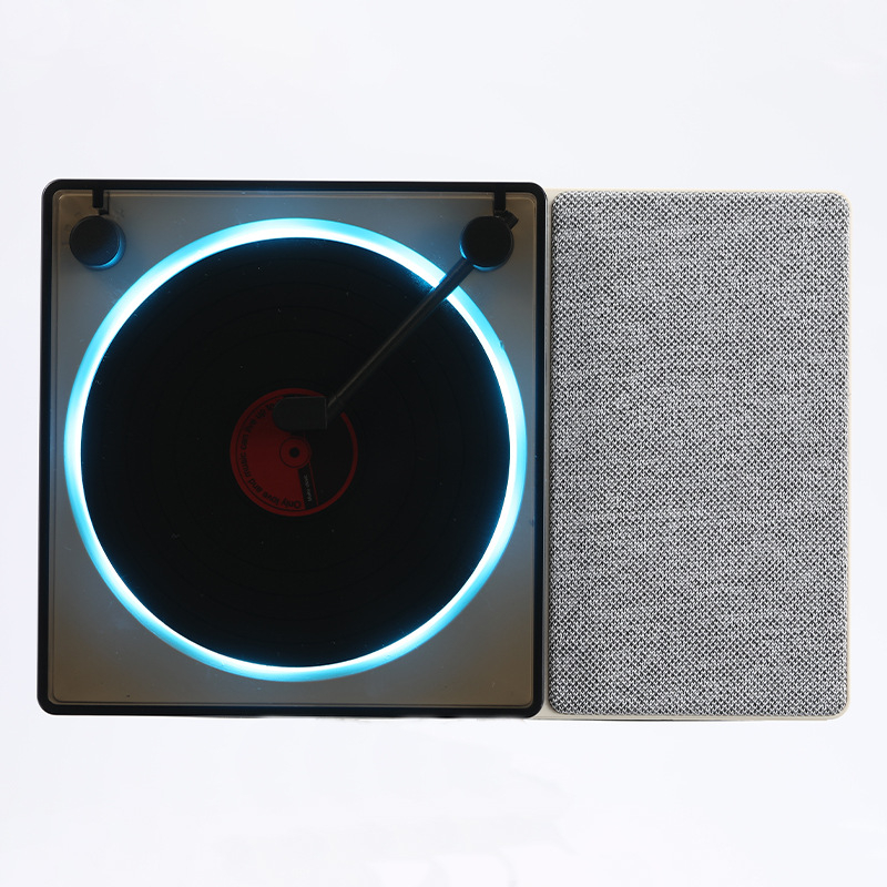 Vinilni player s Bluetooth zvučnikom i budilicom, USB napajanje, frekvencijski odziv 100 Hz–20 kHz, SNR ≥70 dB, IPX7 vodootpornost, ugrađena baterija 300–500 mAh