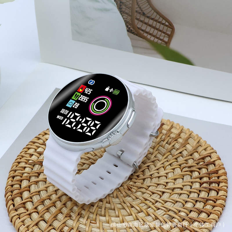 Kültéri sportos elektronikus óra négyszögletes tárcsával, numerikus kijelző, elektronikus működés, műanyag tokkal és műanyag szíjjal