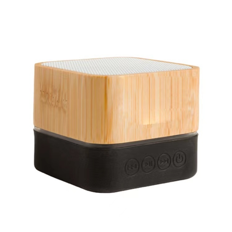 Bambusni Bluetooth zvučnik s graviranim logom, kvadratni bežični mini zvučnik — Bluetooth 5.3, 60 Hz–15 kHz, ≥85 dB SNR, domet 10 m, baterija 500–800 mAh