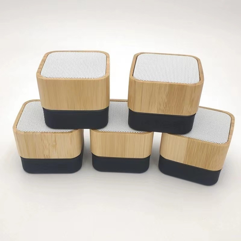 Bambusni Bluetooth zvučnik s graviranim logom, kvadratni bežični mini zvučnik — Bluetooth 5.3, 60 Hz–15 kHz, ≥85 dB SNR, domet 10 m, baterija 500–800 mAh