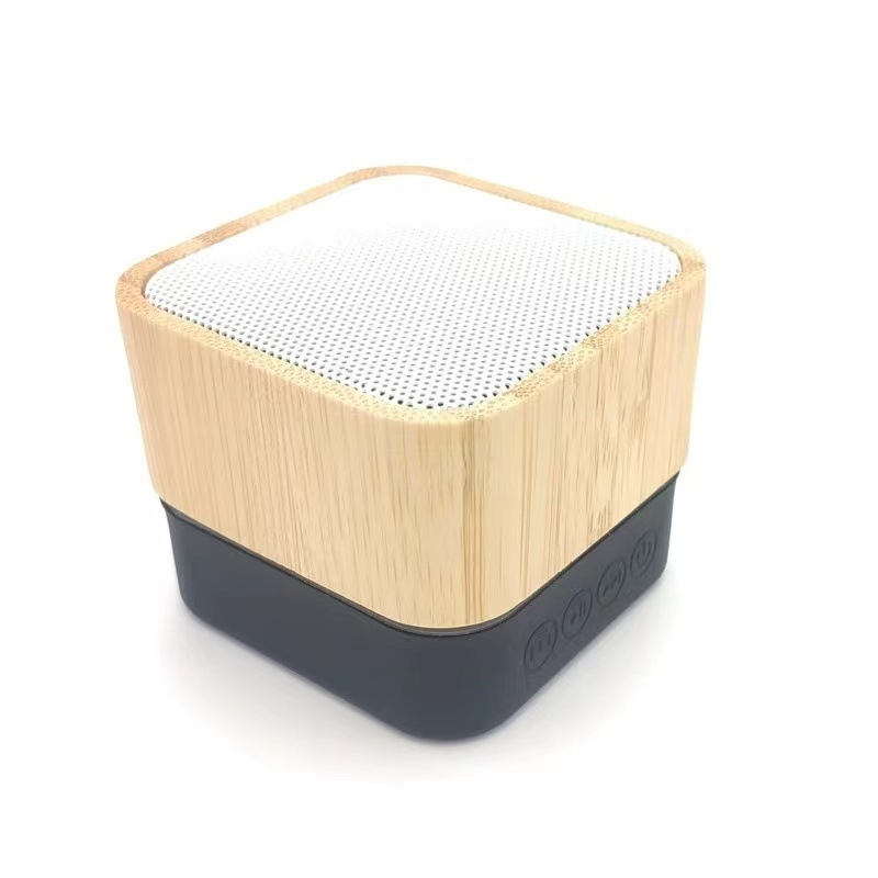 Bambusni Bluetooth zvučnik s graviranim logom, kvadratni bežični mini zvučnik — Bluetooth 5.3, 60 Hz–15 kHz, ≥85 dB SNR, domet 10 m, baterija 500–800 mAh