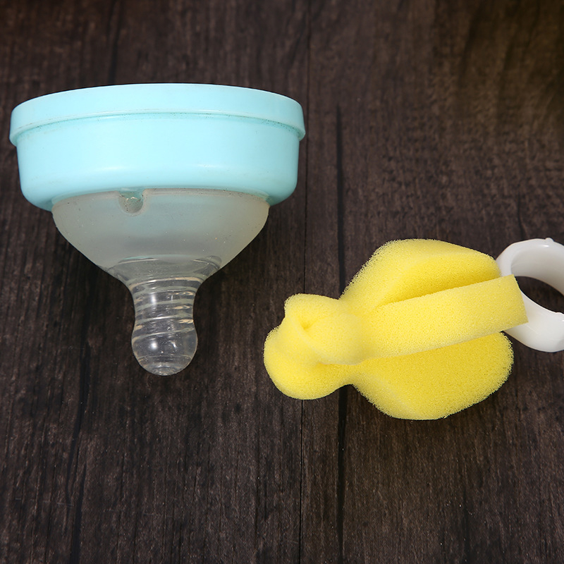 Комплект четири броя четки за почистване на бебешки шише – четка за биберон, гъба за почистване и четка за сламки; блистер опаковка