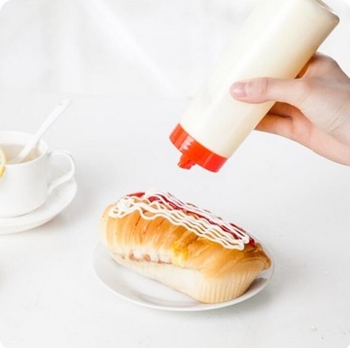 Bočica za umake sa četiri otvora i poklopcem, od plastike za hranu, za tekuće začine i preljev | moderan minimalistički dizajn