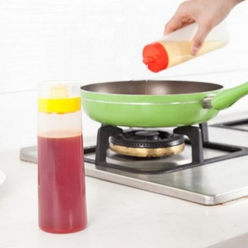Bočica za umake sa četiri otvora i poklopcem, od plastike za hranu, za tekuće začine i preljev | moderan minimalistički dizajn