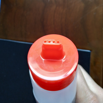 Bočica za umake sa četiri otvora i poklopcem, od plastike za hranu, za tekuće začine i preljev | moderan minimalistički dizajn