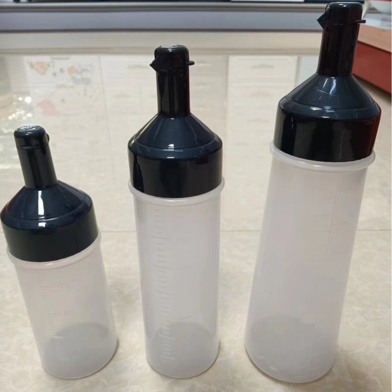 Műanyag olaj- és szószflakon fedéllel, HuiPin Beauty, prés funkcióval, olajtartó kanna, nyomtatott logó