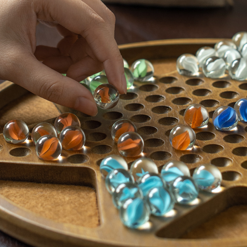 Dreveni set dama s kuglicama — edukativna igra, marka Yimu; pogodno za uzrast 4–60; pakiranje: šarena kutija