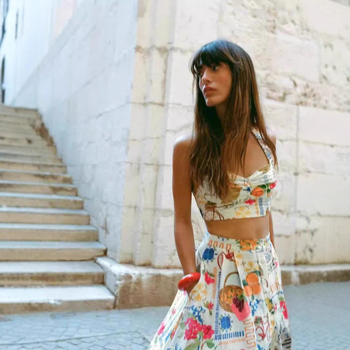 Ženski komplet bez rukava s vestom i suknjom s cvjetnim uzorkom, srednja duljina, tkanina pamuk-lin, mješavina flax-poliester, ljeto 2024