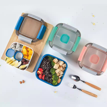 Négyszögletes műanyag ebédes doboz dupla rekeszes kialakítással, mikrohullámú sütőben használható, 1–2 L kapacitás