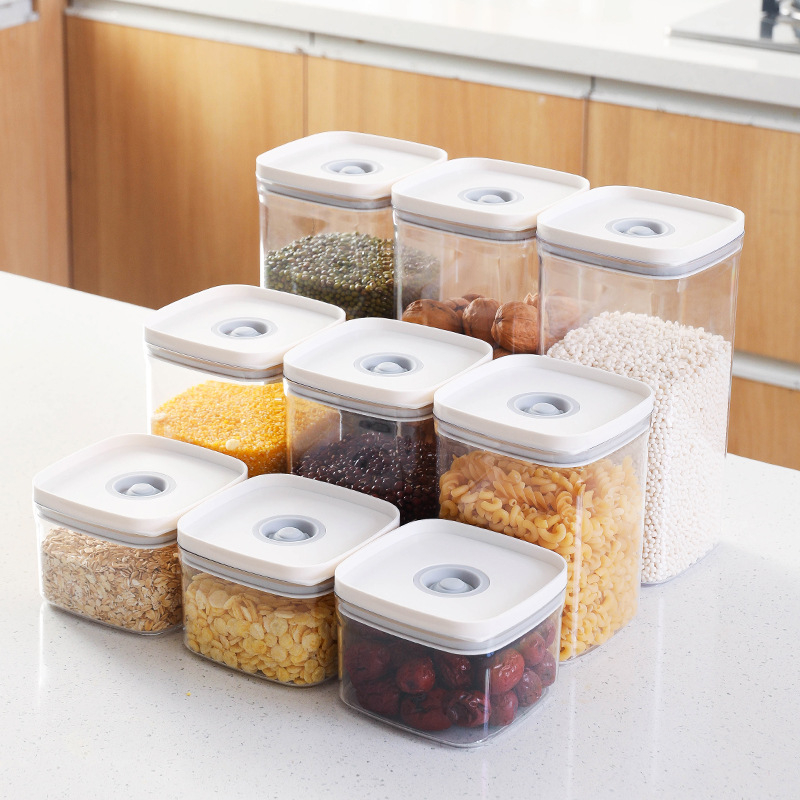 Műanyag négyszögletes tárolóedény száraz gabonákhoz, átlátszó, nedvességálló, csukható reteszelőfedéllel.