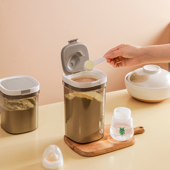 Élelmiszer-minőségű műanyag zárt snack-tároló, négyzetes alakú, 501–800 ml, mikrohullámú sütőben használható