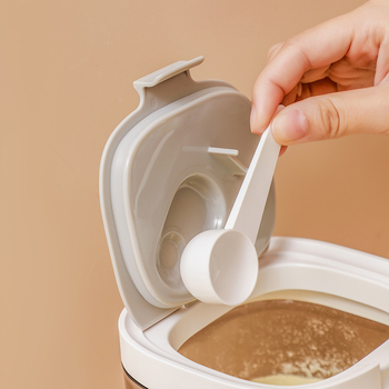 Élelmiszer-minőségű műanyag zárt snack-tároló, négyzetes alakú, 501–800 ml, mikrohullámú sütőben használható