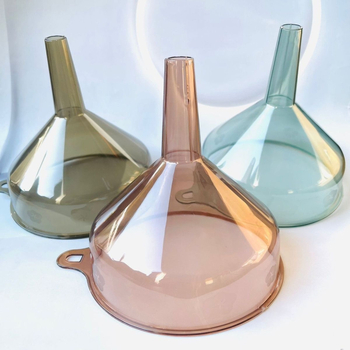 Plastični lijevak, velikog širokog otvora, proziran i debeo, za izljevanje tekućina u kuhinji