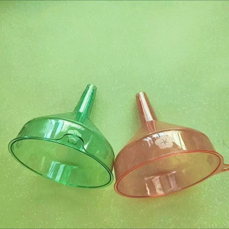 Plastični lijevak, velikog širokog otvora, proziran i debeo, za izljevanje tekućina u kuhinji