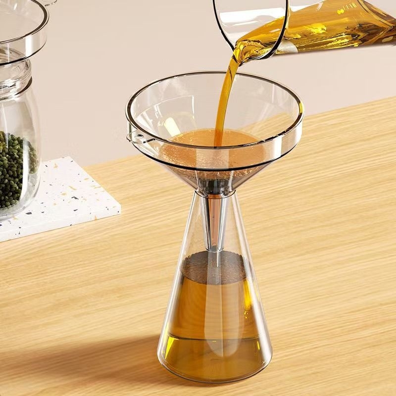 Plastični lijevak, velikog širokog otvora, proziran i debeo, za izljevanje tekućina u kuhinji