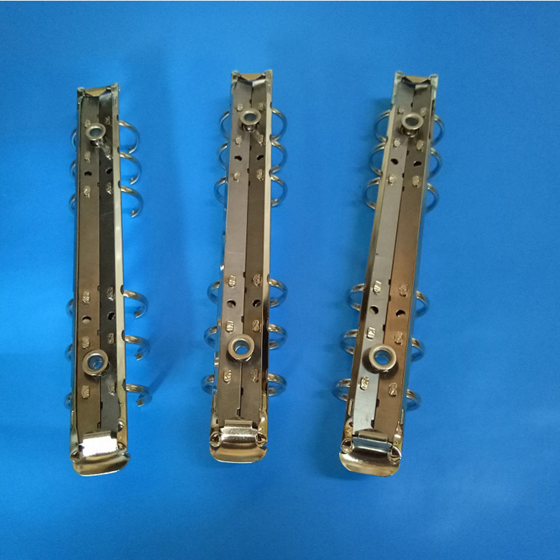 Μεταλλικό κλιπ για αρχειοθέτηση με Ο-τύπο και 6 οπές, για χαρτικά; εσωτερικός διάμετρος 20 mm, βάσης πλάτος 20 mm.