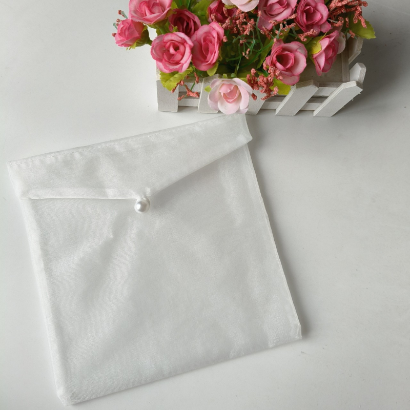 Organza torbica za pohranu u stilu omotnice s perlastim kopčom — Model No. 3/b6 — tkanina od tri niti visoke gustoće perlne pređe — ispis logotipa dostupan — prilagodba dostupna
