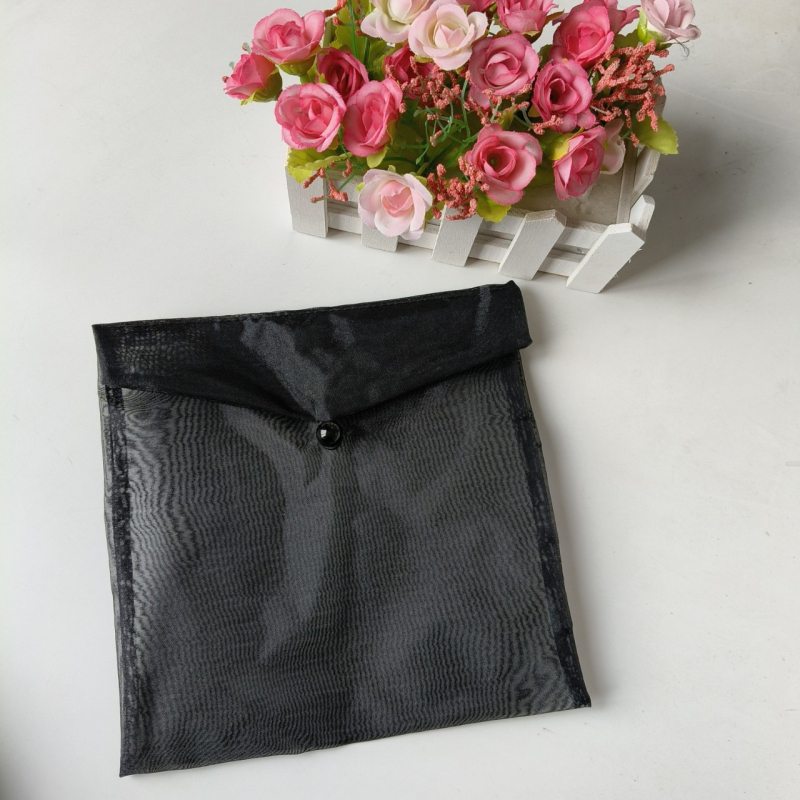 Organza torbica za pohranu u stilu omotnice s perlastim kopčom — Model No. 3/b6 — tkanina od tri niti visoke gustoće perlne pređe — ispis logotipa dostupan — prilagodba dostupna