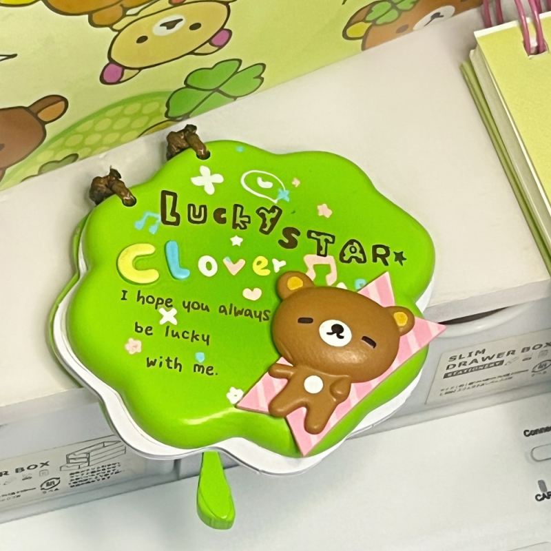 Ručni bilježnica s motivom Rilakkuma i četverolistnom djetelinom, retro stil, naslovnica od kartona, vezanje koncem i ljepilom, papir offset 150 g, 1–50 stranica