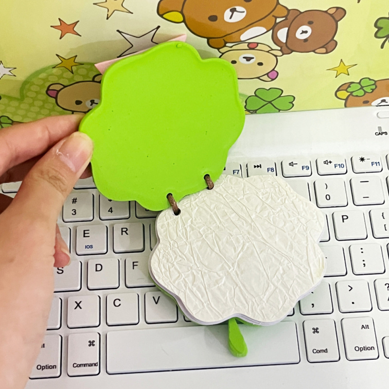 Ručni bilježnica s motivom Rilakkuma i četverolistnom djetelinom, retro stil, naslovnica od kartona, vezanje koncem i ljepilom, papir offset 150 g, 1–50 stranica