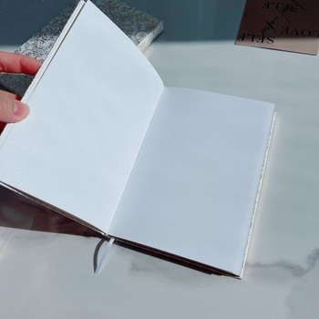 Caiet de notițe cu imprimare aurie pe copertă, hârtie din paie, legare cu adeziv, 1–50 de pagini, stil creativ.