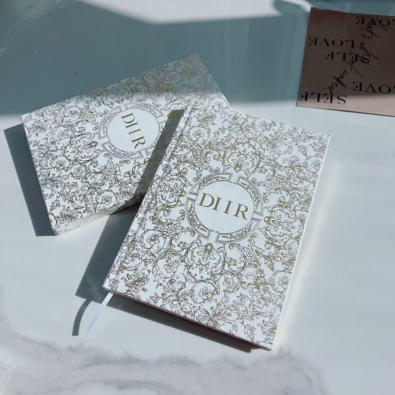 Caiet de notițe cu imprimare aurie pe copertă, hârtie din paie, legare cu adeziv, 1–50 de pagini, stil creativ.