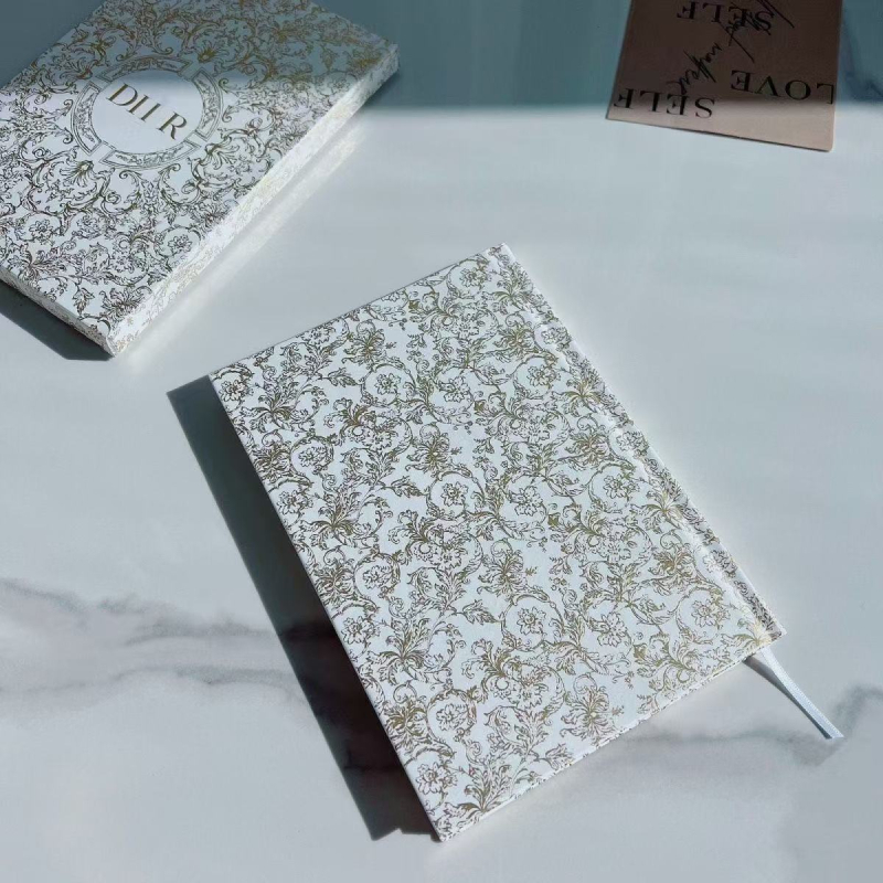 Caiet de notițe cu imprimare aurie pe copertă, hârtie din paie, legare cu adeziv, 1–50 de pagini, stil creativ.