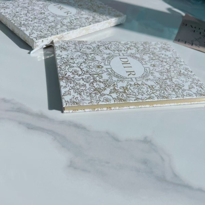 Caiet de notițe cu imprimare aurie pe copertă, hârtie din paie, legare cu adeziv, 1–50 de pagini, stil creativ.