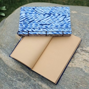 Τετράδιο με κάλυμμα από ύφασμα σε μοτίβο tie-dye, σελίδες kraft χαρτιού, ραφή με βελόνα, σε εθνοτικό στυλ Ντάλι, 100–200 σελίδες