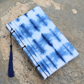 Τετράδιο με κάλυμμα από ύφασμα σε μοτίβο tie-dye, σελίδες kraft χαρτιού, ραφή με βελόνα, σε εθνοτικό στυλ Ντάλι, 100–200 σελίδες