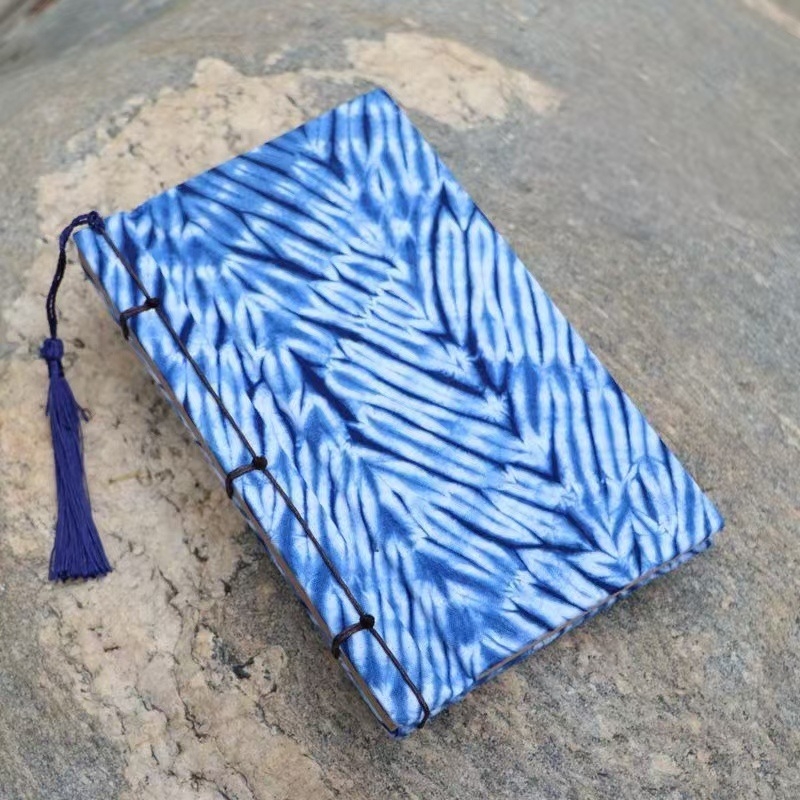 Τετράδιο με κάλυμμα από ύφασμα σε μοτίβο tie-dye, σελίδες kraft χαρτιού, ραφή με βελόνα, σε εθνοτικό στυλ Ντάλι, 100–200 σελίδες