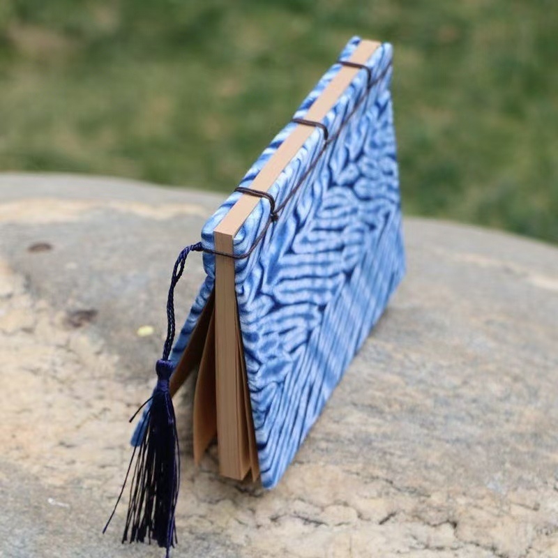 Τετράδιο με κάλυμμα από ύφασμα σε μοτίβο tie-dye, σελίδες kraft χαρτιού, ραφή με βελόνα, σε εθνοτικό στυλ Ντάλι, 100–200 σελίδες