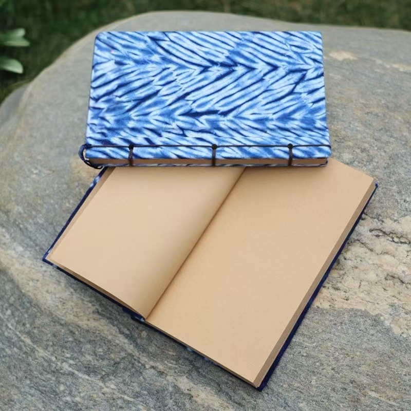 Τετράδιο με κάλυμμα από ύφασμα σε μοτίβο tie-dye, σελίδες kraft χαρτιού, ραφή με βελόνα, σε εθνοτικό στυλ Ντάλι, 100–200 σελίδες