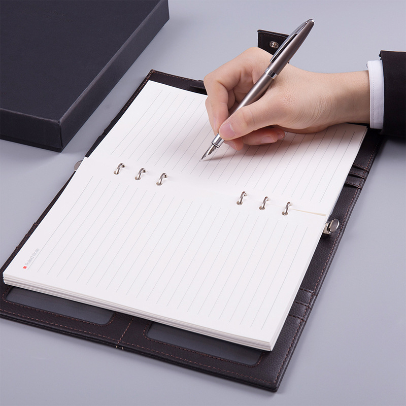 Jurnal de afaceri Deli 3158 cu copertă din piele sintetică; legare cu foi detașabile; hârtie