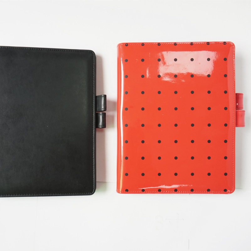 Caiet personalizat cu foi detașabile, model buline, hârtie Dowling 80 g, mecanism metalic