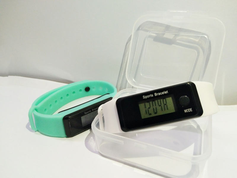 Pedométeres óra LED elektronikus mozgással, digitális kijelző, négyszögletes számlap, műanyag tokozás, szilikon csat
