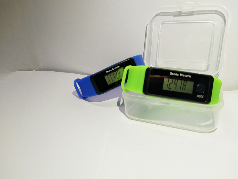 Pedométeres óra LED elektronikus mozgással, digitális kijelző, négyszögletes számlap, műanyag tokozás, szilikon csat
